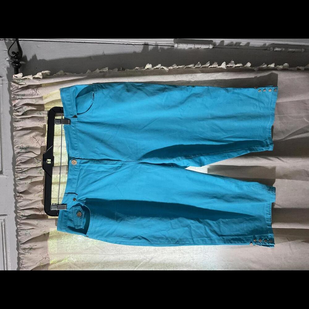 Aqua Ruby Rd. Capris With Button Details Size 16 - image 1